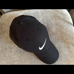 Black Nike hat women One size.
